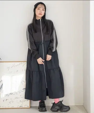 [ 새상품급 ] LOWRYSFARM 트랙 도킹 원피스 블랙