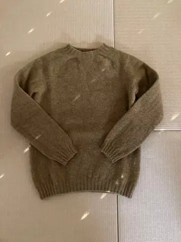 올리브 그린 크루넥 긴팔 스웨터