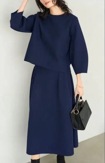 STORY x UNFILO 형태 니트 셋업