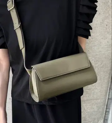 카키 숄더백