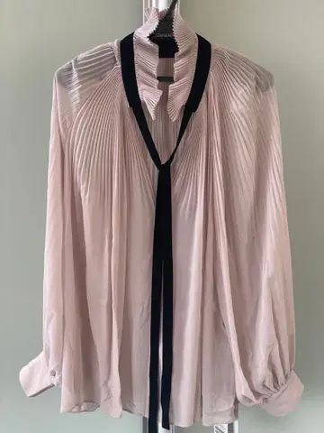 륀느 플리츠 블라우스 미사용 새상품 이에나 구매