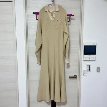 PINUE 베이지 니트 원피스 긴팔