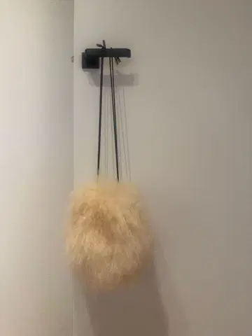 아이보리 퍼 숄더백