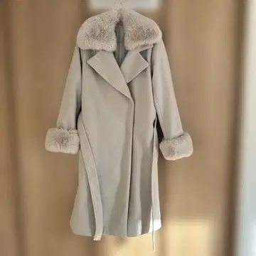 퍼 달린 라이트 그레이 코트