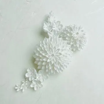 백국화와 작은 꽃의 츠마미자이쿠 머리 장식 졸업식 드레스