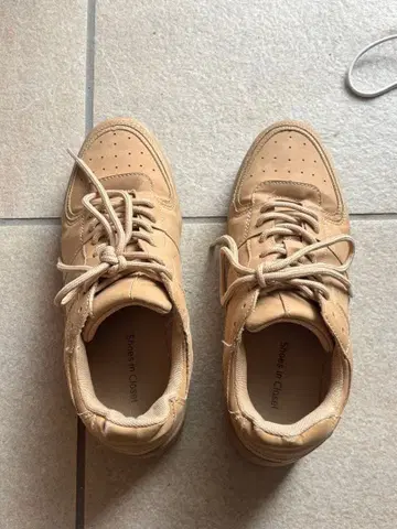 베이지 스웨이드 통굽 스니커즈
