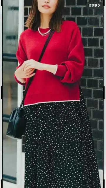 빨간색 맨투맨과 도트 무늬 롱 스커트 세트