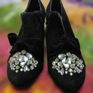 RANDA 비쥬 장식 블랙 스웨이드 펌프스