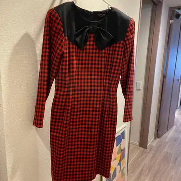 보타이 달린 빨검 체크 원피스