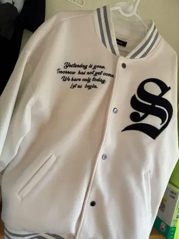 화이트 바시티 자켓 자수