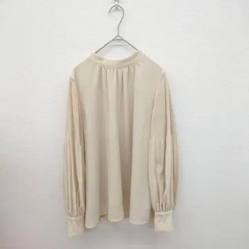 [ M ] 새상품급 내추럴 뷰티 베이직 플리츠 슬리브 블라우스