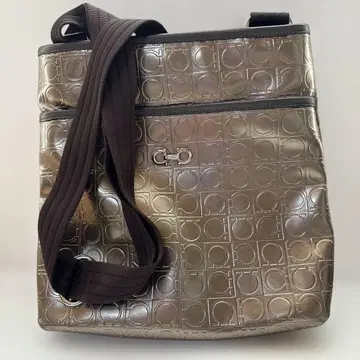 페라가모 메탈릭 브라운 숄더백