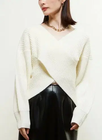 [택 포함 새상품] 2WAY 크로스 디자인 니트 스웨터 화이트