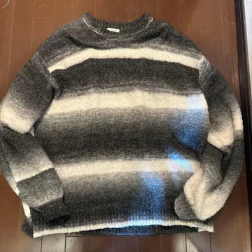 그레이와 화이트 스트라이프 스웨터