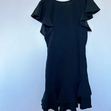 프릴 소매 블랙 무릎 기장 원피스