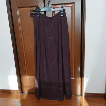 자수 들어간 와인색 롱 스커트