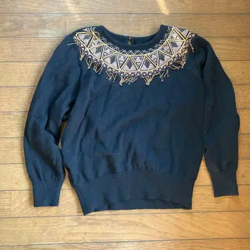 기하학 패턴 비즈 자수 블랙 긴팔 니트 스웨터