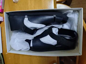 블랙 스트랩 샌들