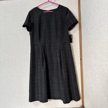 스트라이프 무늬 반팔 무릎 기장 원피스 블랙