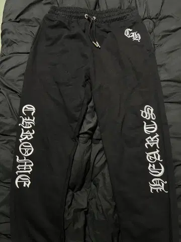 블랙 조거 팬츠 자수 로고