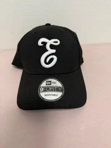 블랙 캡 9FORTY E 로고