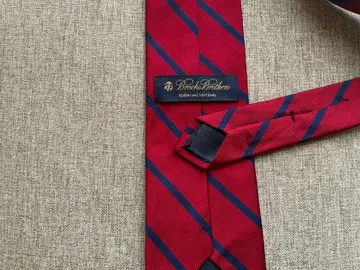 Brooks Brothers 빨간색과 네이비 스트라이프 넥타이