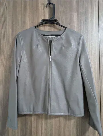 새상품급 내추럴 뷰티 베이직 페이크 가죽 자켓 M 그레이 계열