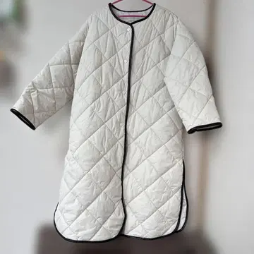 화이트 퀼팅 롱 코트