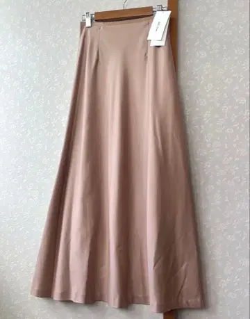 [택 포함 새상품] 미라 오웬 새틴 롱 스트레이트 내로우 스커트