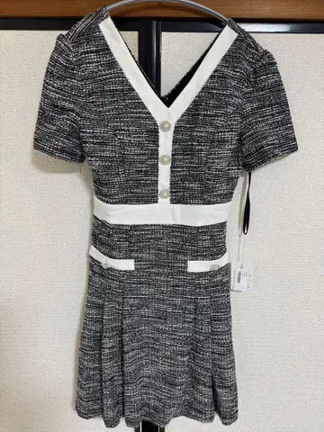 트위드풍 V넥 핏앤플레어 드레스