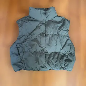 UNIQLO 크롭 다운 베스트 S