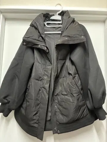 LUGIVA 블랙 후드 부착 다운 자켓