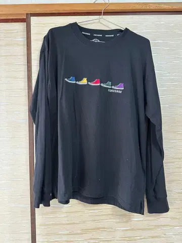 COVERAGE 스니커즈 자수 긴팔 T셔츠