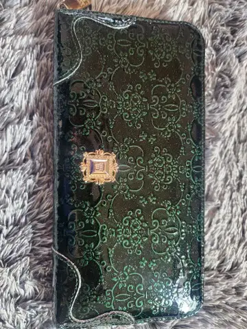 ANNASUI 다크 그린 엠보싱 가공 장지갑