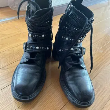 ZARA 스터드 장식 블랙 부츠
