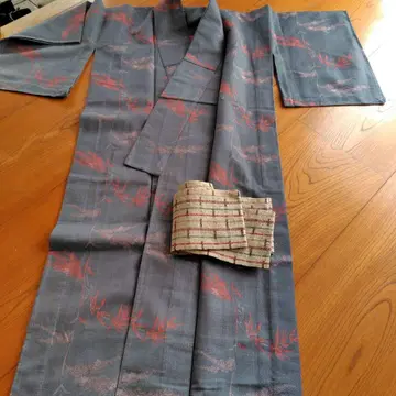 그레이와 빨간색 꽃무늬 기모노와 오비