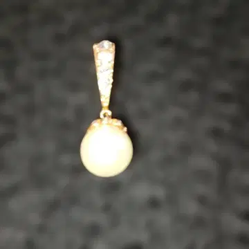 진주와 크리스탈 장식의 펜던트 탑