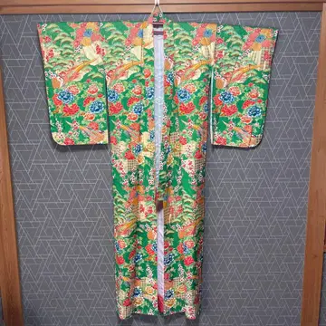 전통적인 꽃무늬 기모노 그린 컬러