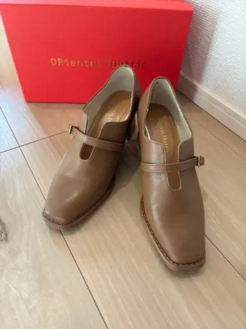 [ 새상품급 ] ORiental TRaffic 우드힐 갑깊은 펌프스/카멜