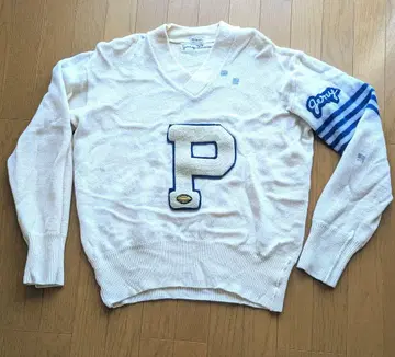 화이트 레터드 V넥 스웨터 P자수