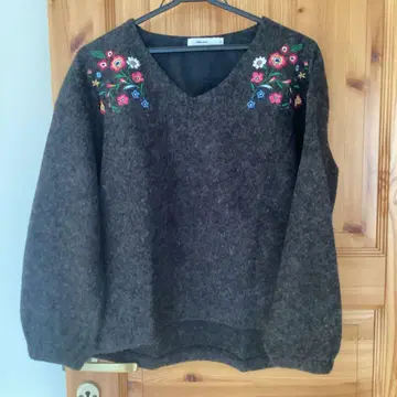 niko and - 다크 그레이 V넥 긴팔