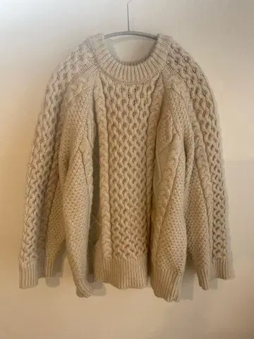 SELECT MOCA 베이지 케이블 니트 스웨터