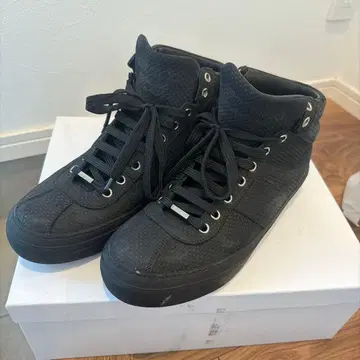 지미추 블랙 하이컷 스니커즈