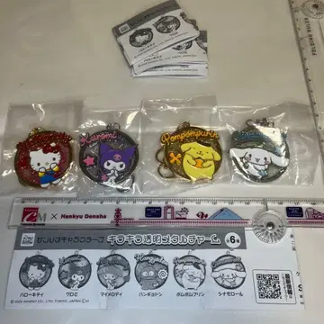 가챠 산리오 캐릭터즈 반짝반짝 투명 메탈 참 4종 세트입니다.