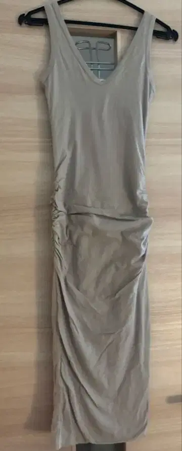 제임스 퍼스 슬리브리스 원피스