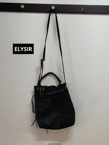 ELYSIR 블랙 가죽 복조리형 숄더백[FF]