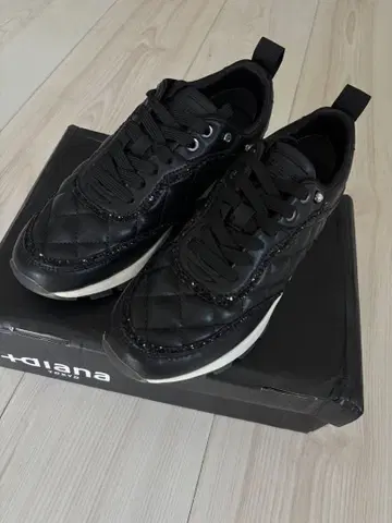 +diana 블랙 스니커즈 24.5cm