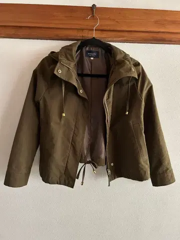 올리브색 후드 부착 자켓