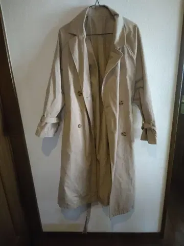 베이지 트렌치코트 버클 포함