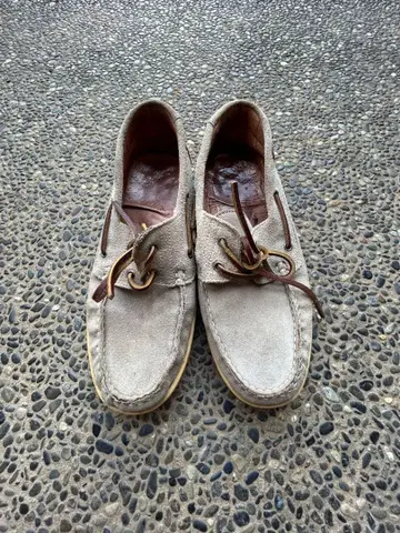 베이지 스웨이드 모카신 신발